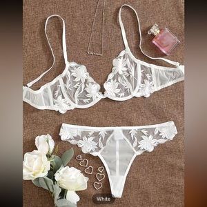 Stunning Floral Lace 2 Piece Lingerie Set White NWT  Size M